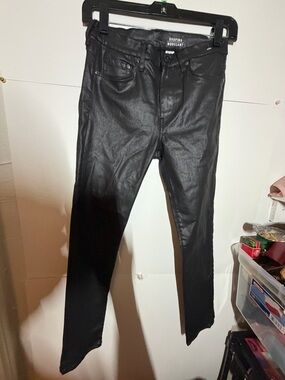 H&M women’s shaping modelant Black shiny Coated Jeans